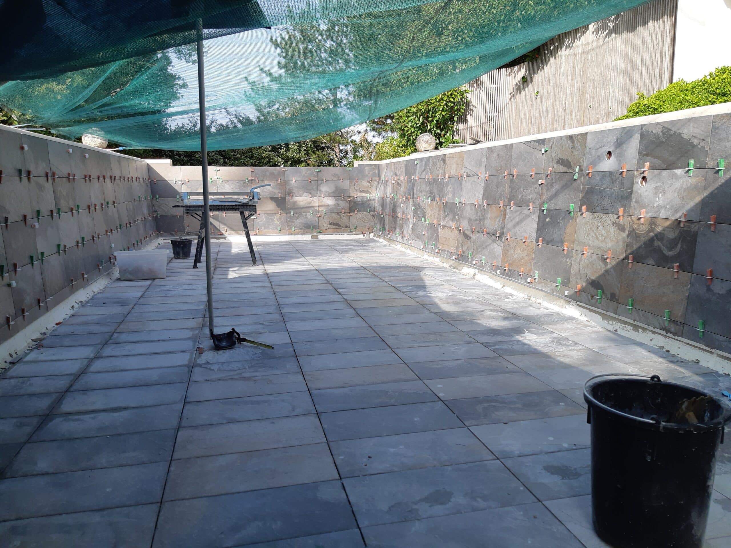 Pose de carrelage pour une terrasse