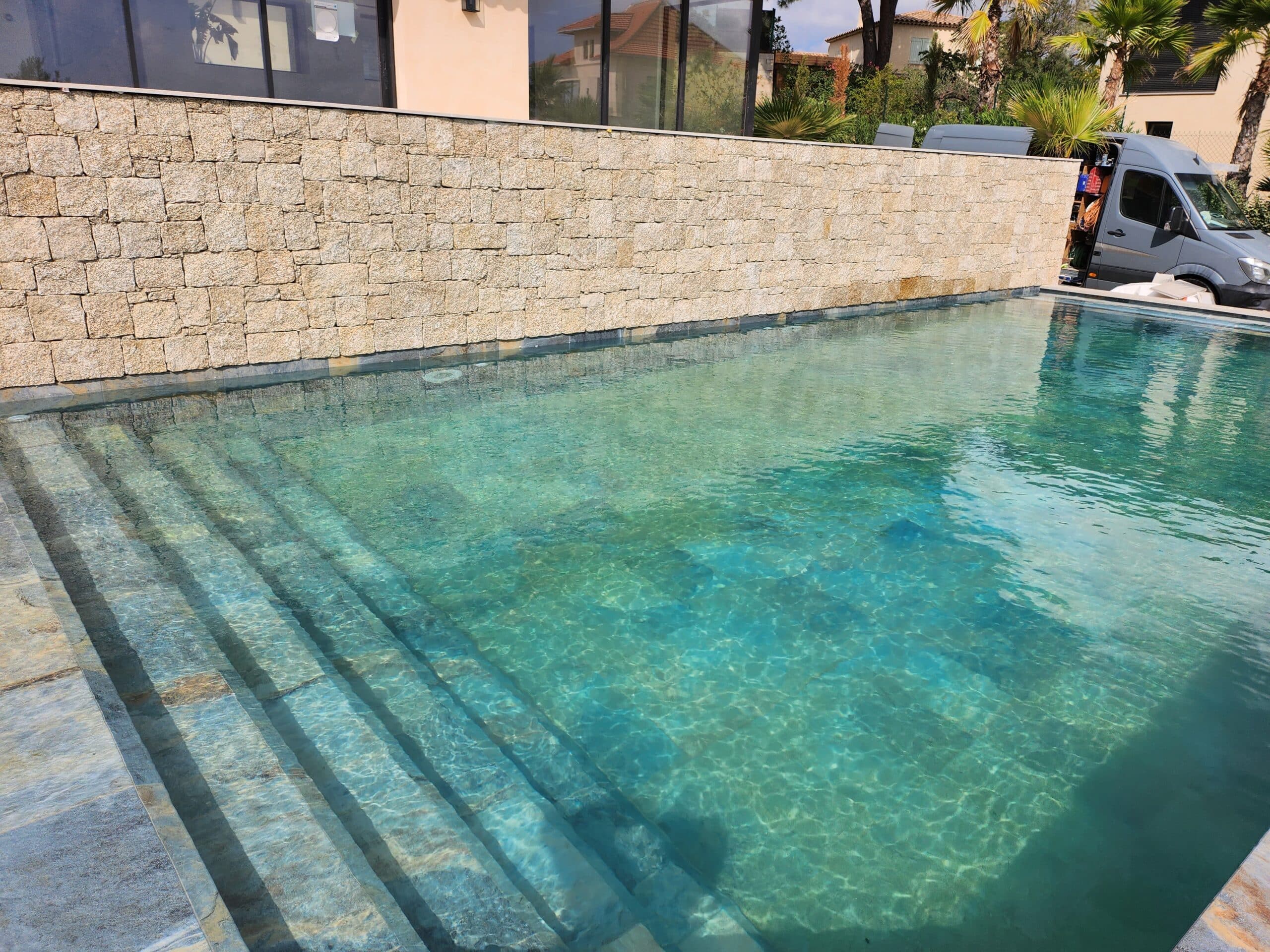 Pose de carrelage pour une piscine 
